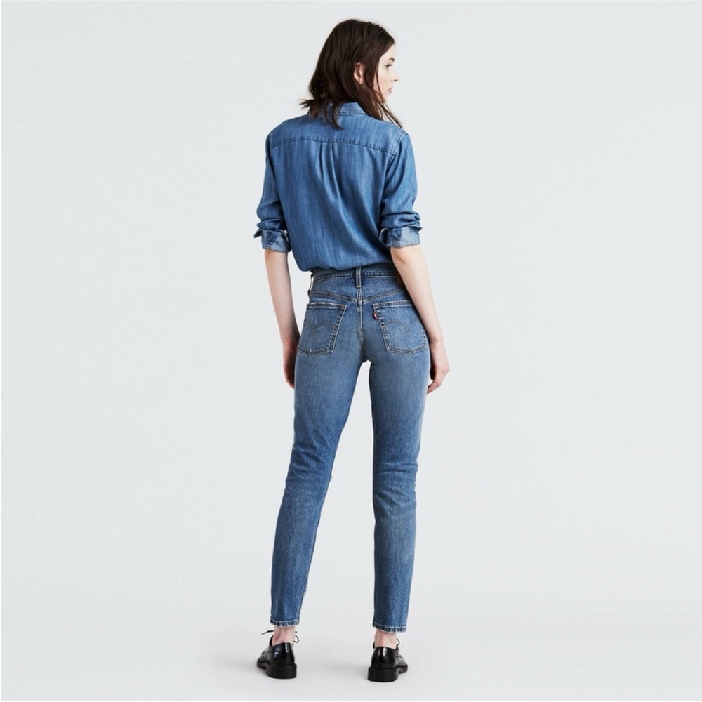 Levis 501 high waisted button fly jeans 23x29- like new!